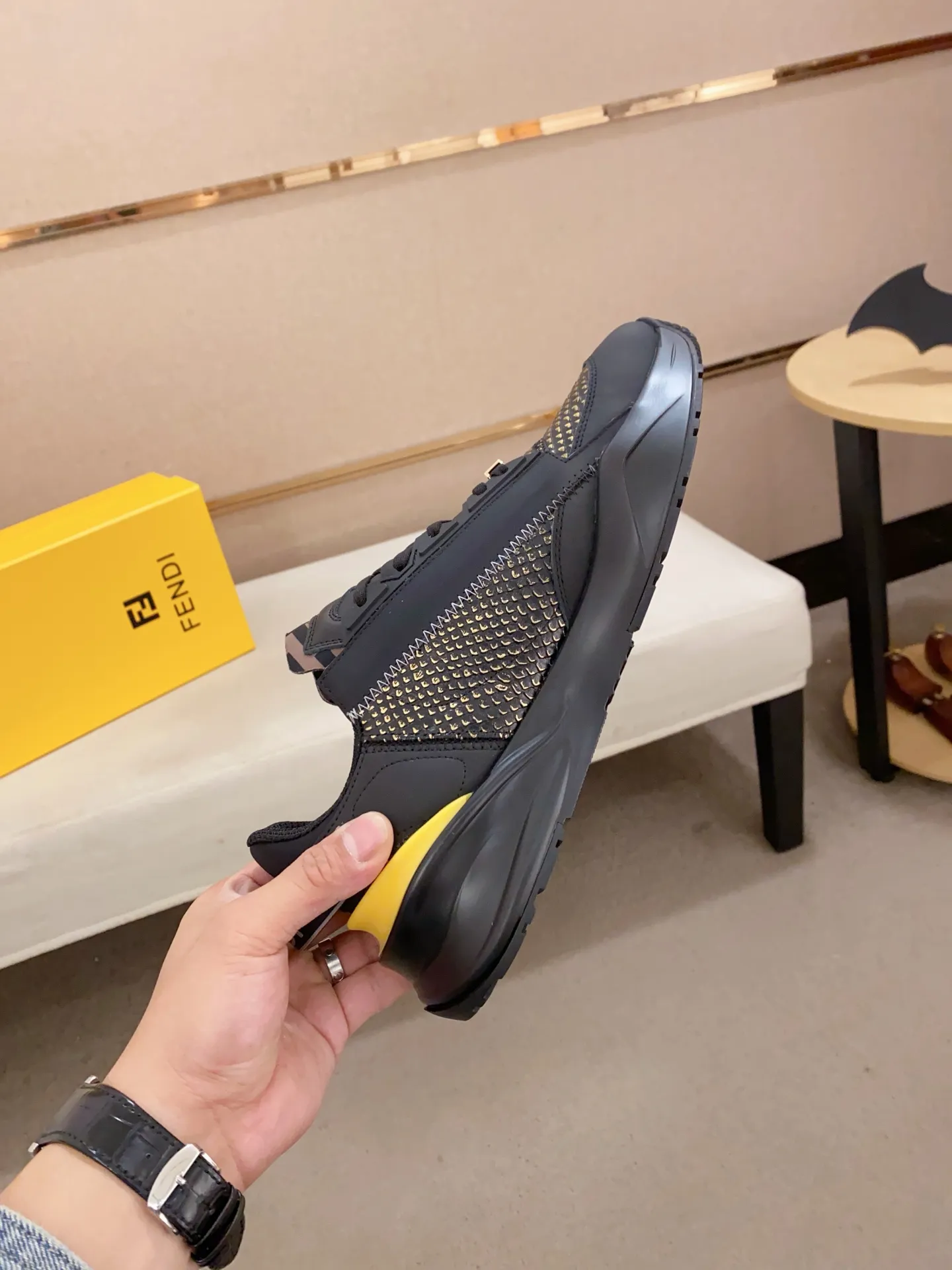 Men's shoes💰: 540💰(Higher version) [Fendi] Fendi's latest casual shoes for men! Available at counters simultaneously! A one-to-one replica of the original. Made entirely of imported top-grain calfskin, the interior is made of top-grain water-dyed cowhide, and the original factory-supplied rubber outsole. Leading new fashion concepts. Matching code: 38-44. 45 can be customized and non-returnable!